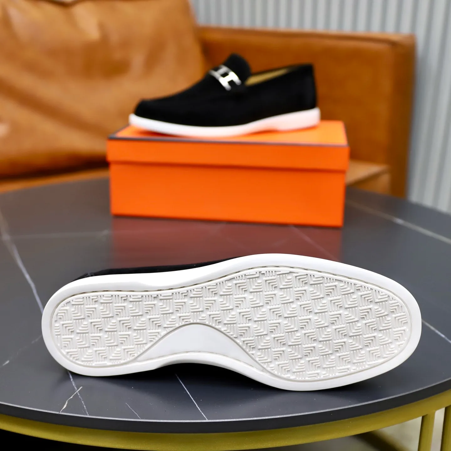 Ex-factory price: 540💰Hermès/Hermès slip-on men's shoes. This shoe is made of imported cow suede leather, with simple and smooth lines, and a 3CM rubber foam ultra-light sole combined with aerodynamic design! Youthful and fashionable, H button decoration, contrasting leather embellishment on the heel, calf lining to gently wrap your feet, with embossed logo cowhide feet, leather rock strips, casual and urban style, highlighting youthful vitality, sports and leisure version, super versatile Size number: 38-39-40-41-42-43-44 Standard leather shoe size (45 can be customized but does not support returns)
